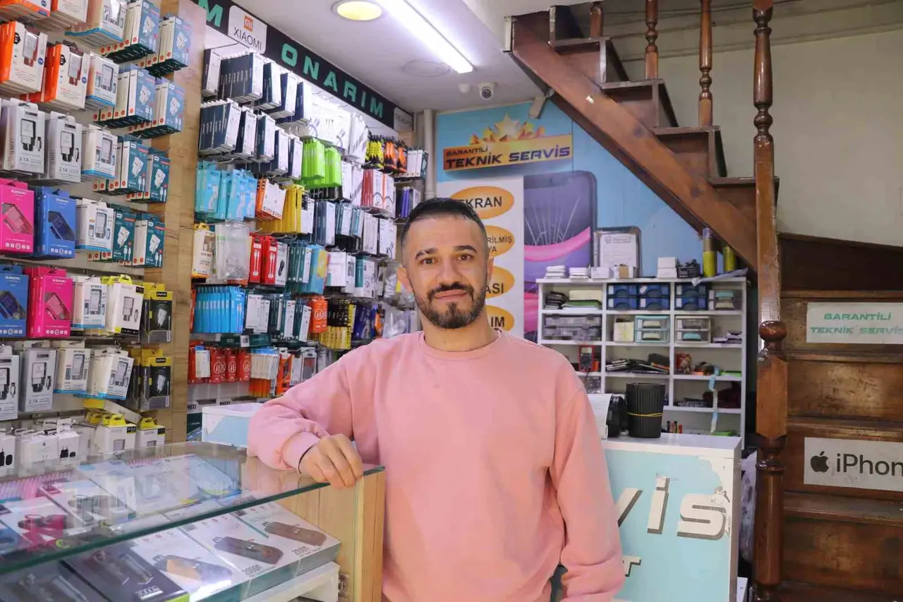 Telefoncunun dikkati kadını dolandırılmaktan kurtardı