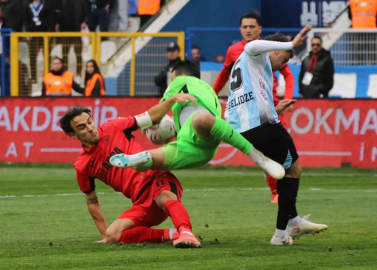 Trendyol Süper Lig: Erzurumspor FK: 0 - Çorum FK: 1 (İlk yarı)