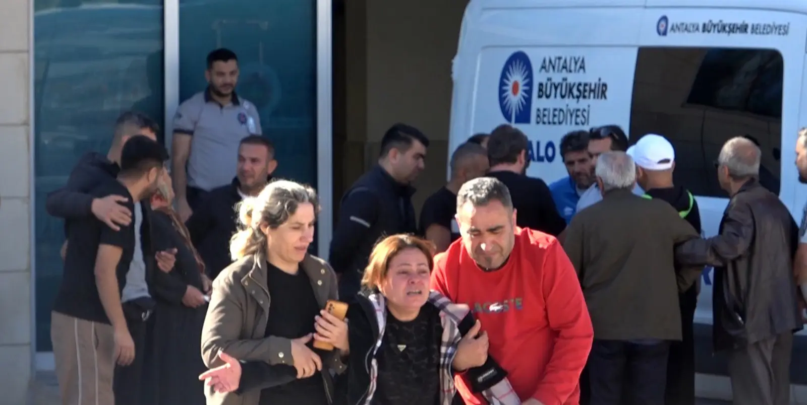 Eski amatör futbolcu masterlar turnuvası için geldiği Antalya’da hayatını kaybetti, yakınları gözyaşlarına boğuldu