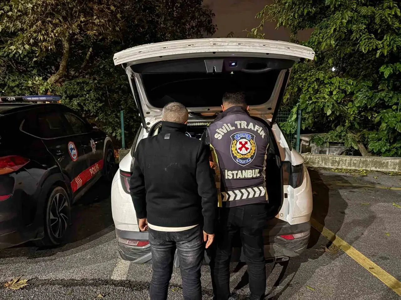 Yolu keserek trafik güvenliğini tehlikeye düşüren 2 sürücüye 384 bin 712 TL ceza