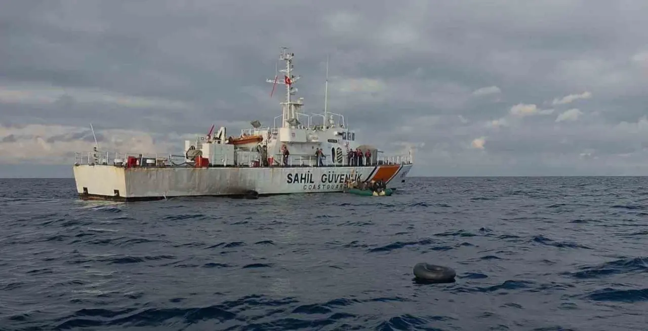 İzmir açıklarında 111 düzensiz göçmen yakalandı