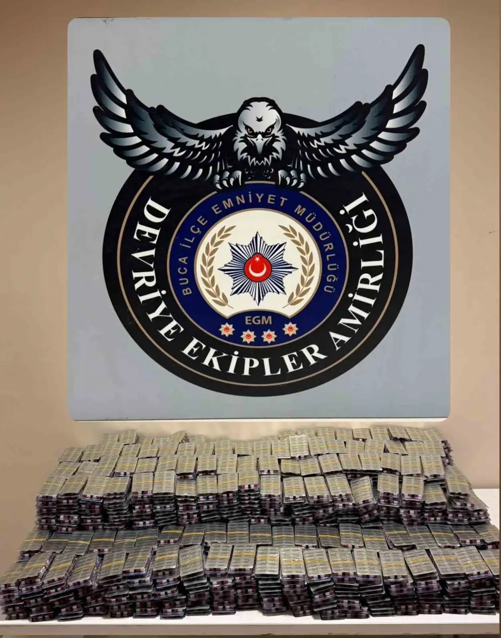 İzmir polisinden uyuşturucu baskınları: 7 kilo esrar ve binlerce hap ele geçirildi
