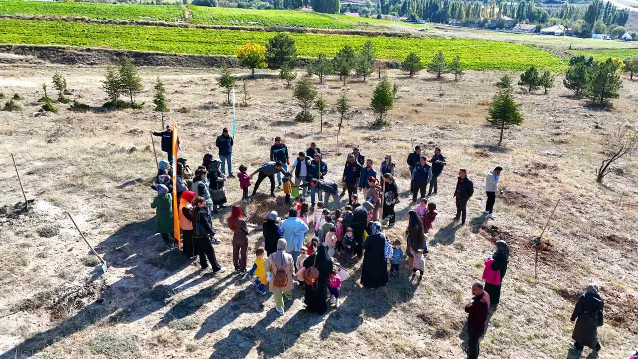 Kayseri Büyükşehir’den yeşil seferberlik: Bin 150 fidan toprakla buluştu