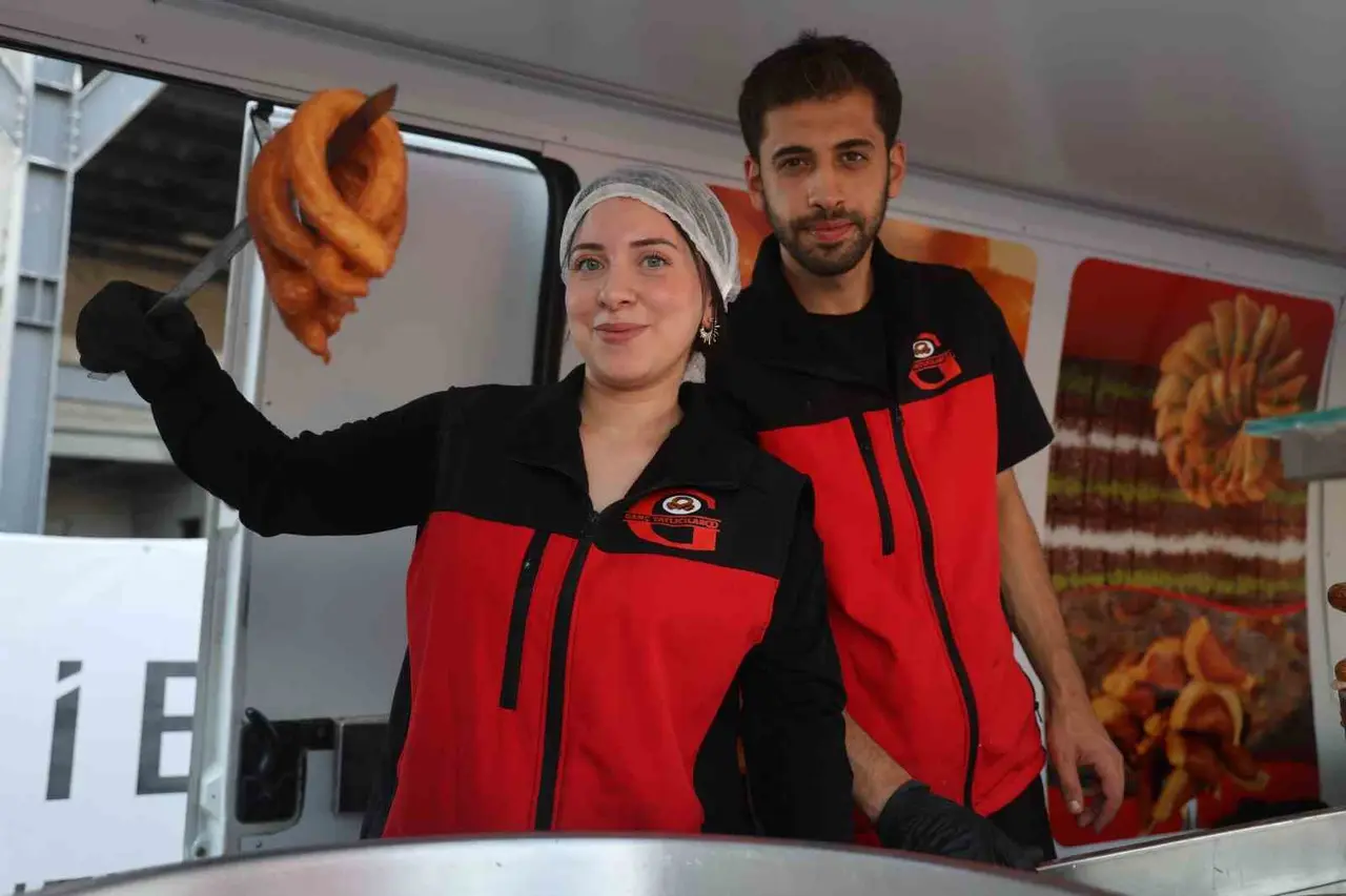 Depremzede çiftin ata mirası ağızları tatlandıran lezzetleri mobil tatlıcıyla kentin dört bir yanına ulaşıyor