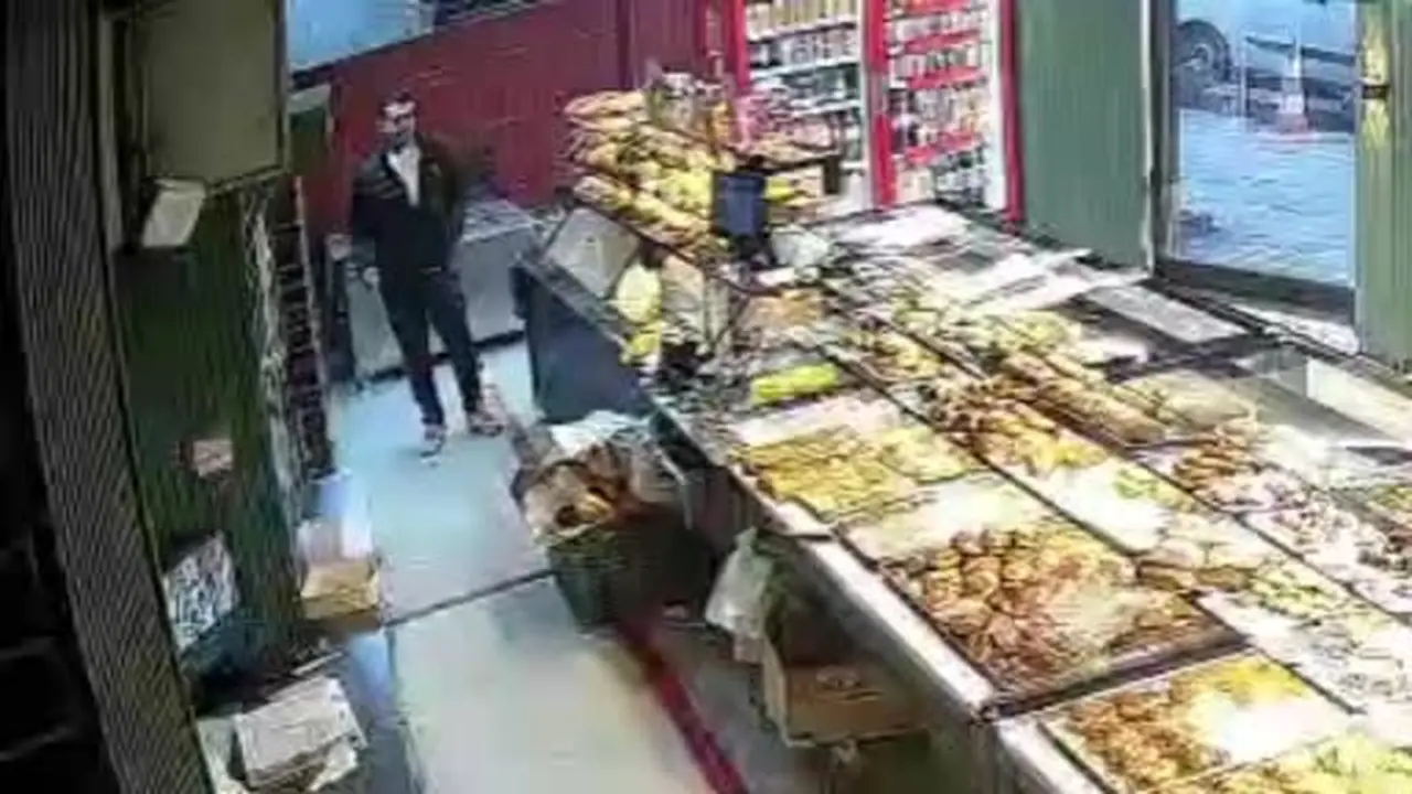 Sultangazi’de müşteri kılığında girdiği fırından cep telefonunu böyle çaldı: Hırsızın rahatlığı pes dedirtti