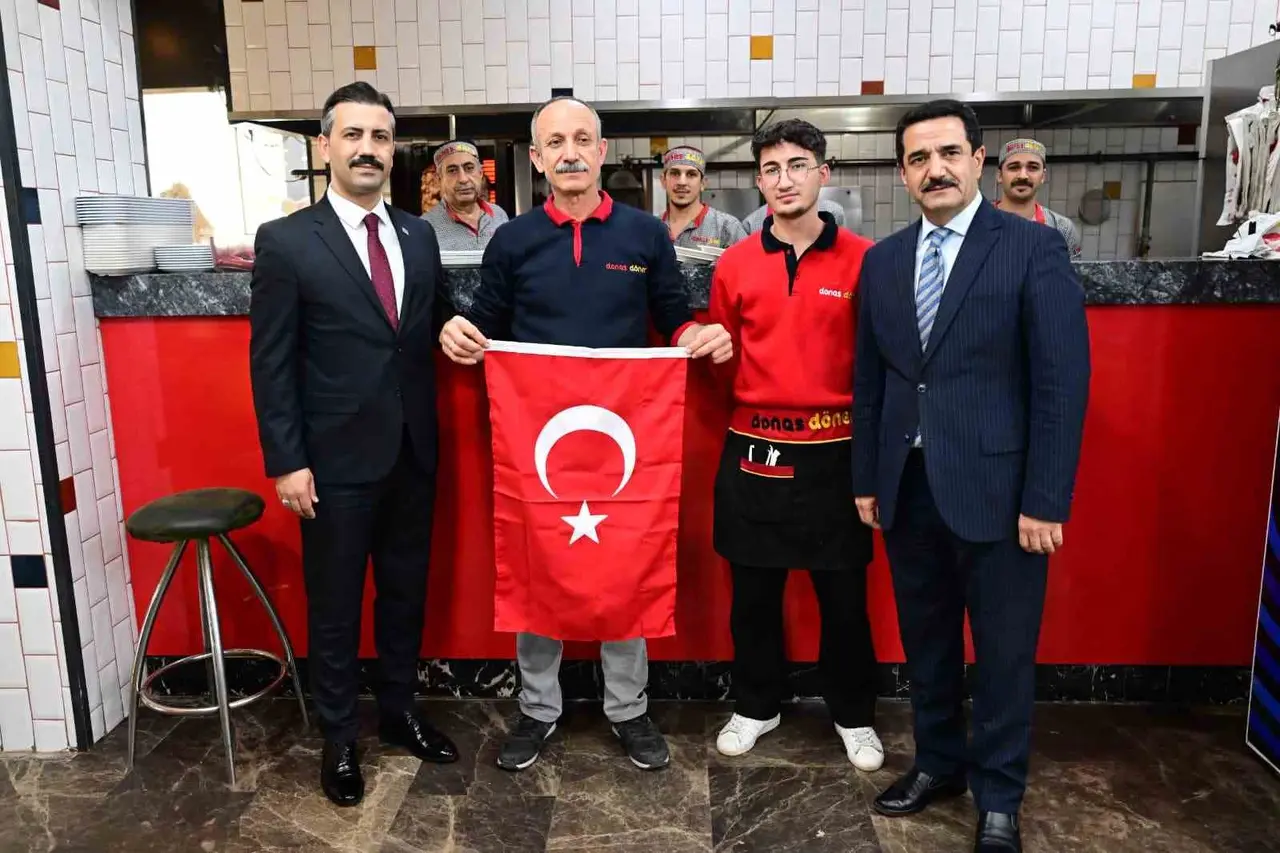 Başkan Taşkın’dan vatandaşlara Türk bayrağı hediyesi