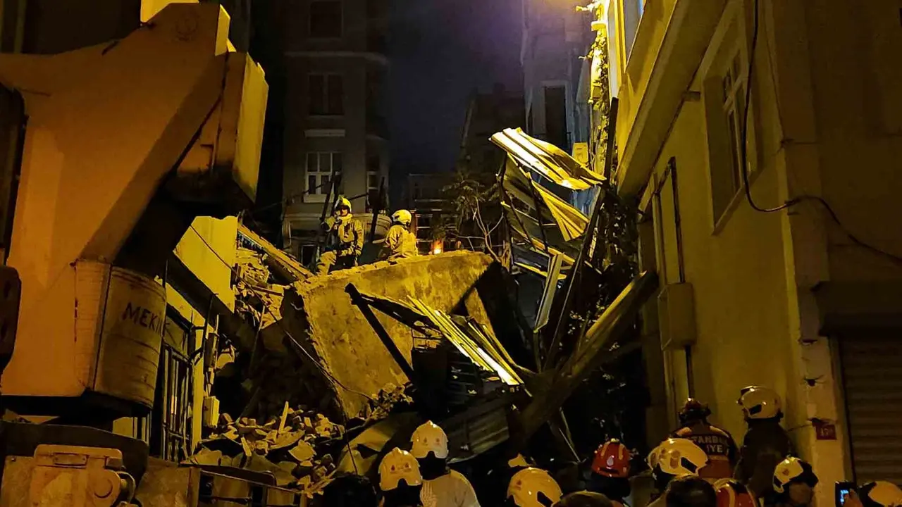 Beyoğlu’nda 5 katlı bina çöktü: Arama çalışmaları devam ediyor