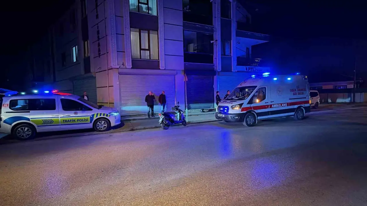 Düzce’de motosiklet kaldırıma çarptı: 2 yaralı