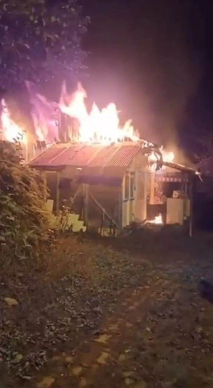 Borçka’da gece çıkan yangında ev kullanılamaz hale geldi