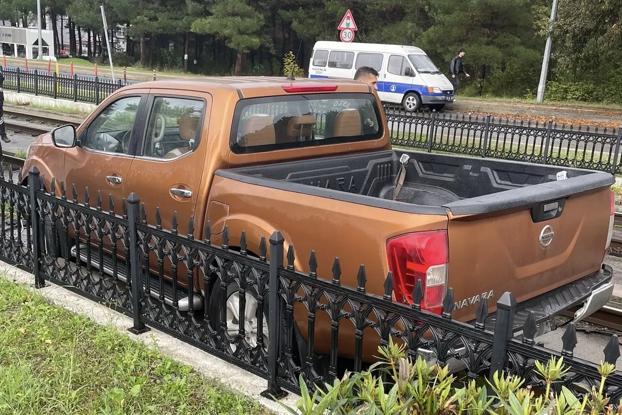 Pikap tramvay yoluna girdi