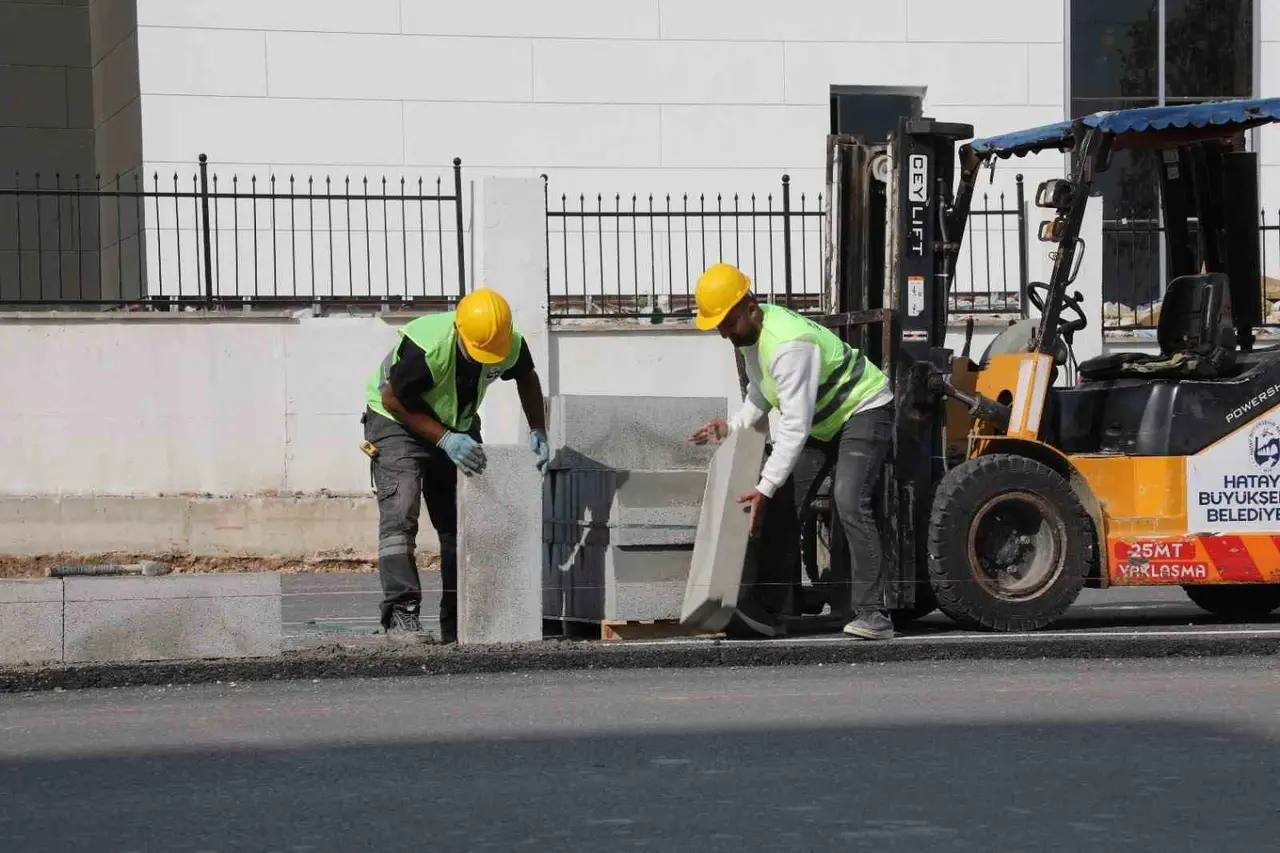 HBB’den Antakya’da bin 500 metrelik refüj çalışması