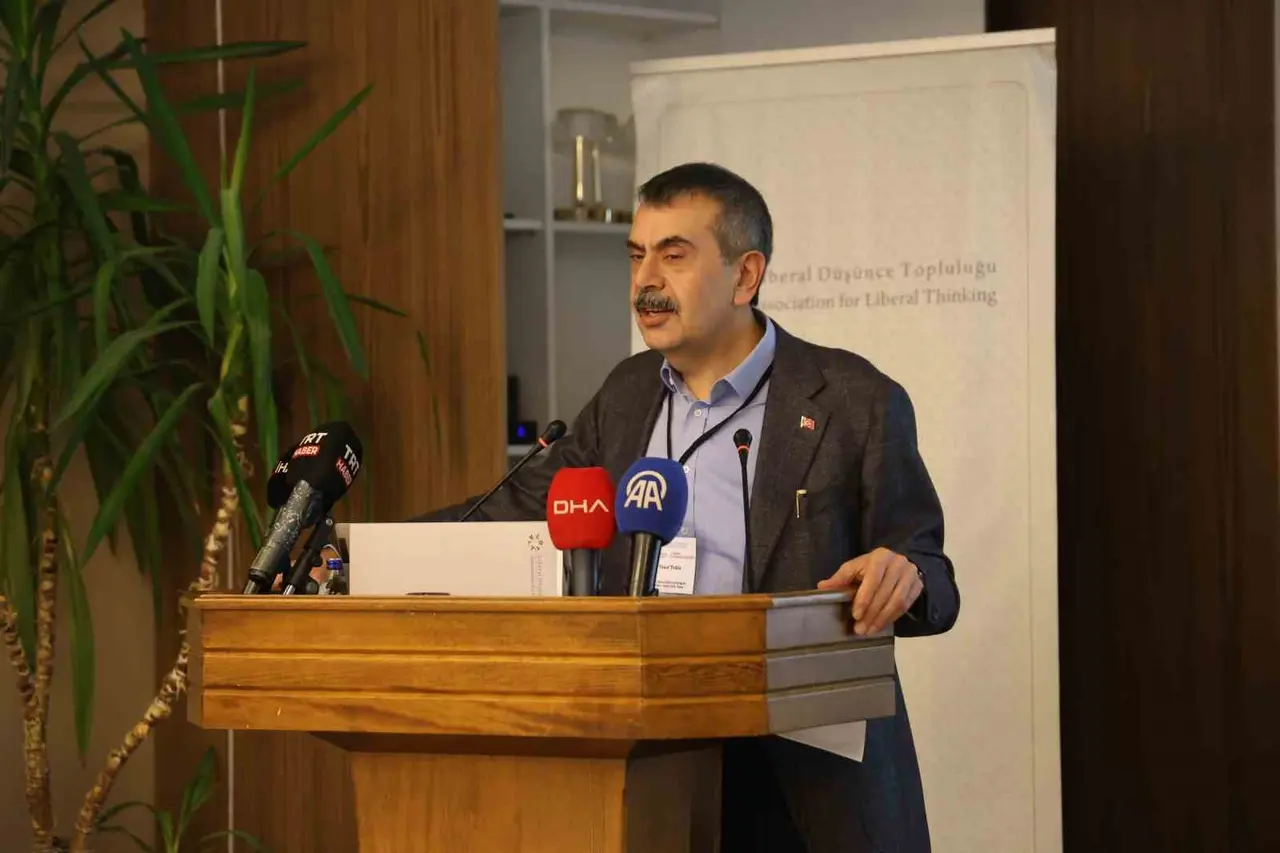 Bakan Tekin: "Farklılıklarımızla birlikte birbirimizi seversek milli birliğimiz güçlenir"