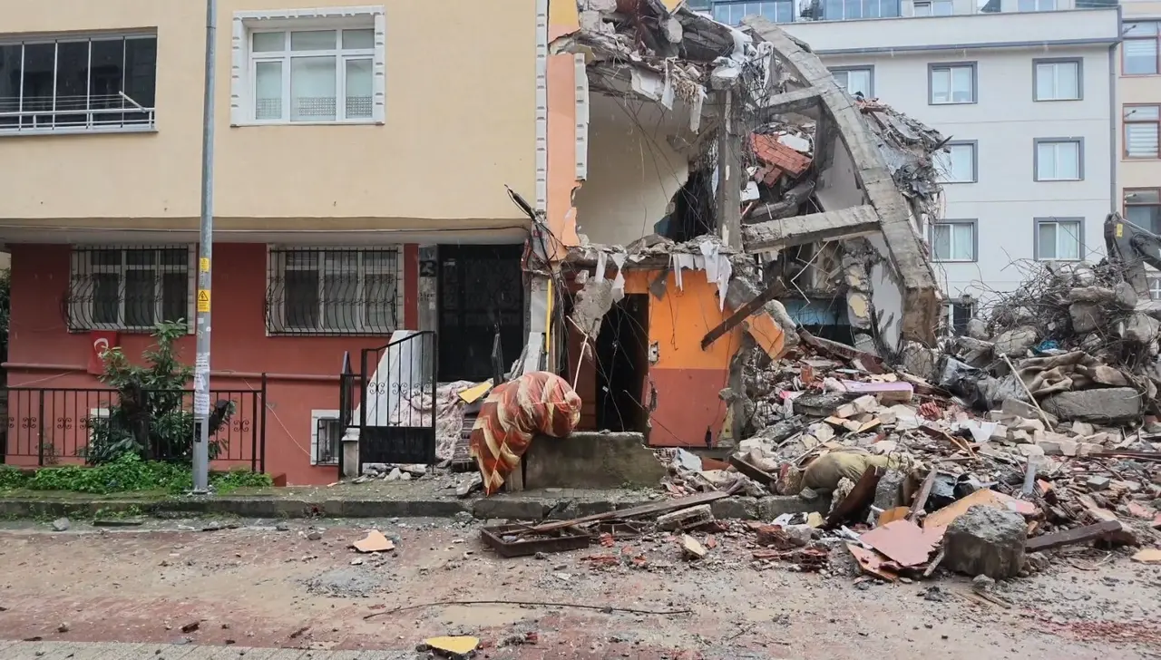 Avcılar’da yıkılan bina, yan evin salon duvarını yerle bir etti