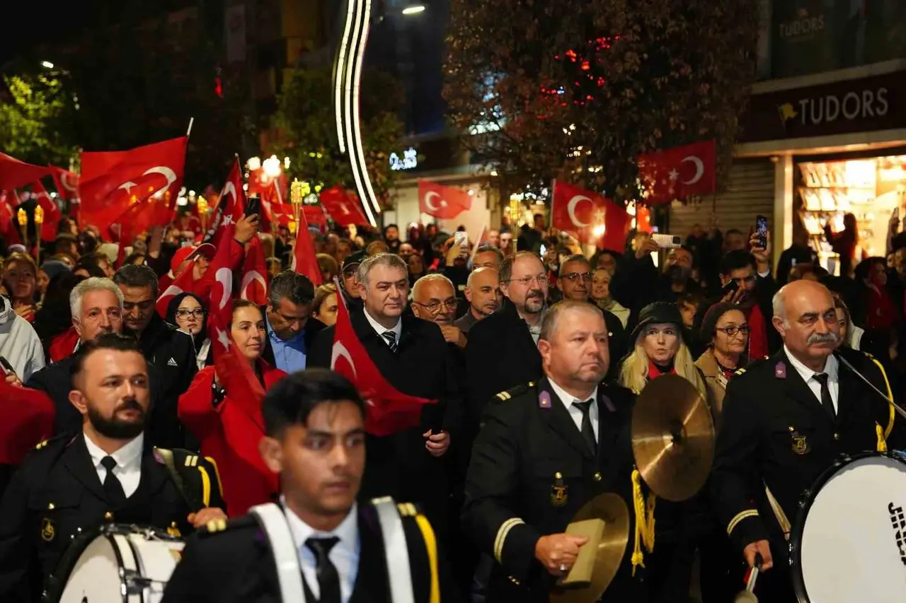 Bolu’da binlerce kişi fener alayında buluştu