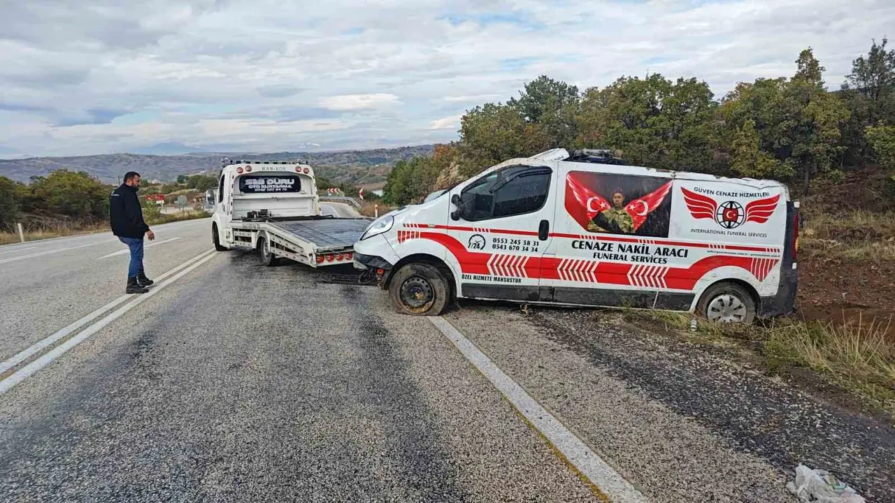 Isparta’da özel cenaze nakil aracı şarampole devrildi: 1 yaralı