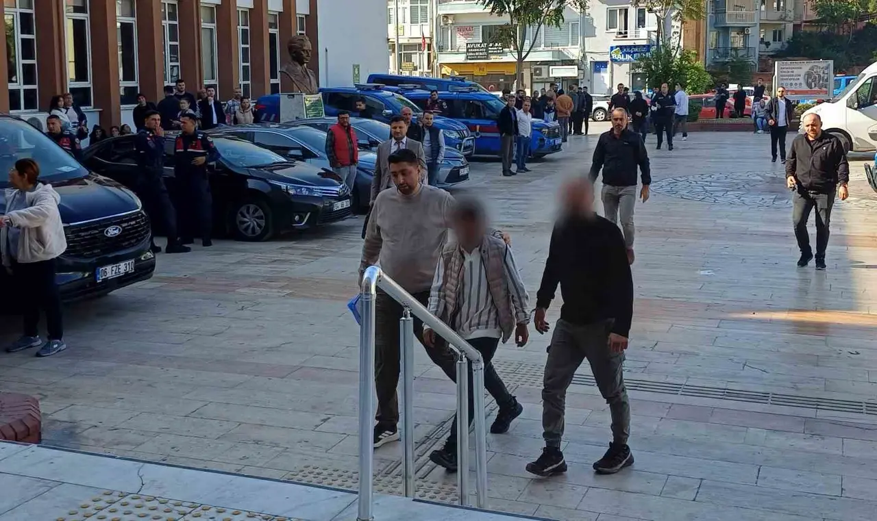 Aydın’da polisten kaçan silahlı tehdit şüphelisi adliyeye sevk edildi