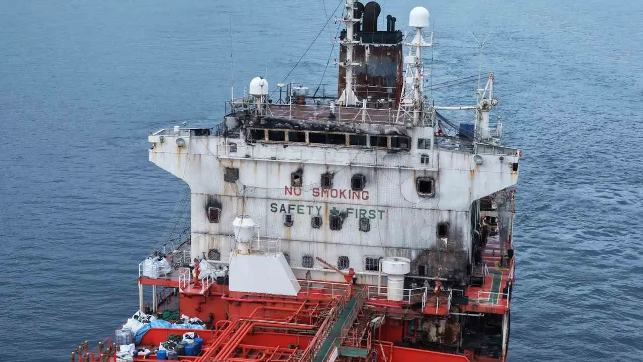 Karadeniz’de dron saldırısına uğrayan tankerin geçişi nedeniyle İstanbul Boğazı trafiğe kapandı