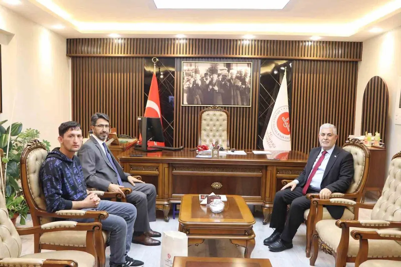 KPSS’ye girerken tezgahına bıraktığı not ile gündem olan simitçiye anlamlı kabul