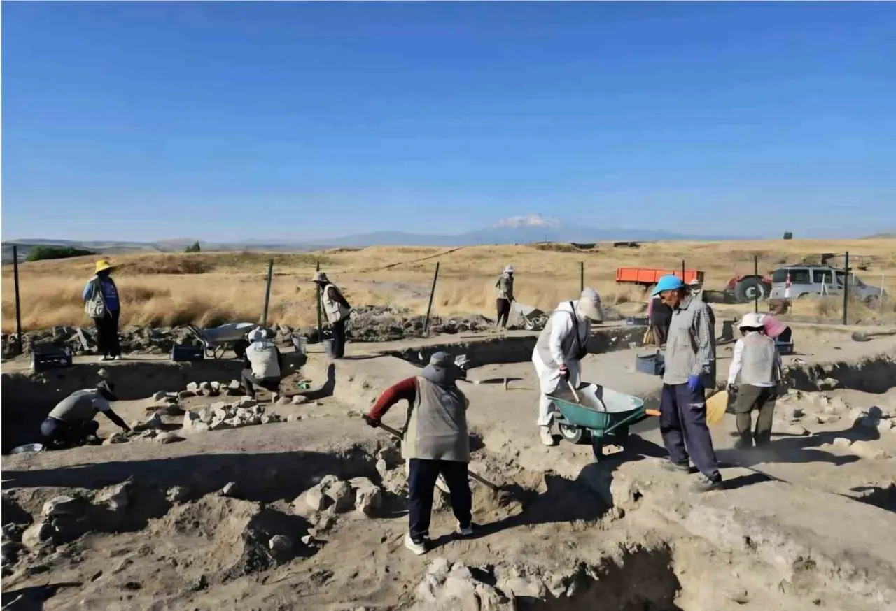 Kültepe’de 2 bin yılı aşkın geçmişe sahip mozaik döşemeli yapı gün yüzüne çıkarıldı
