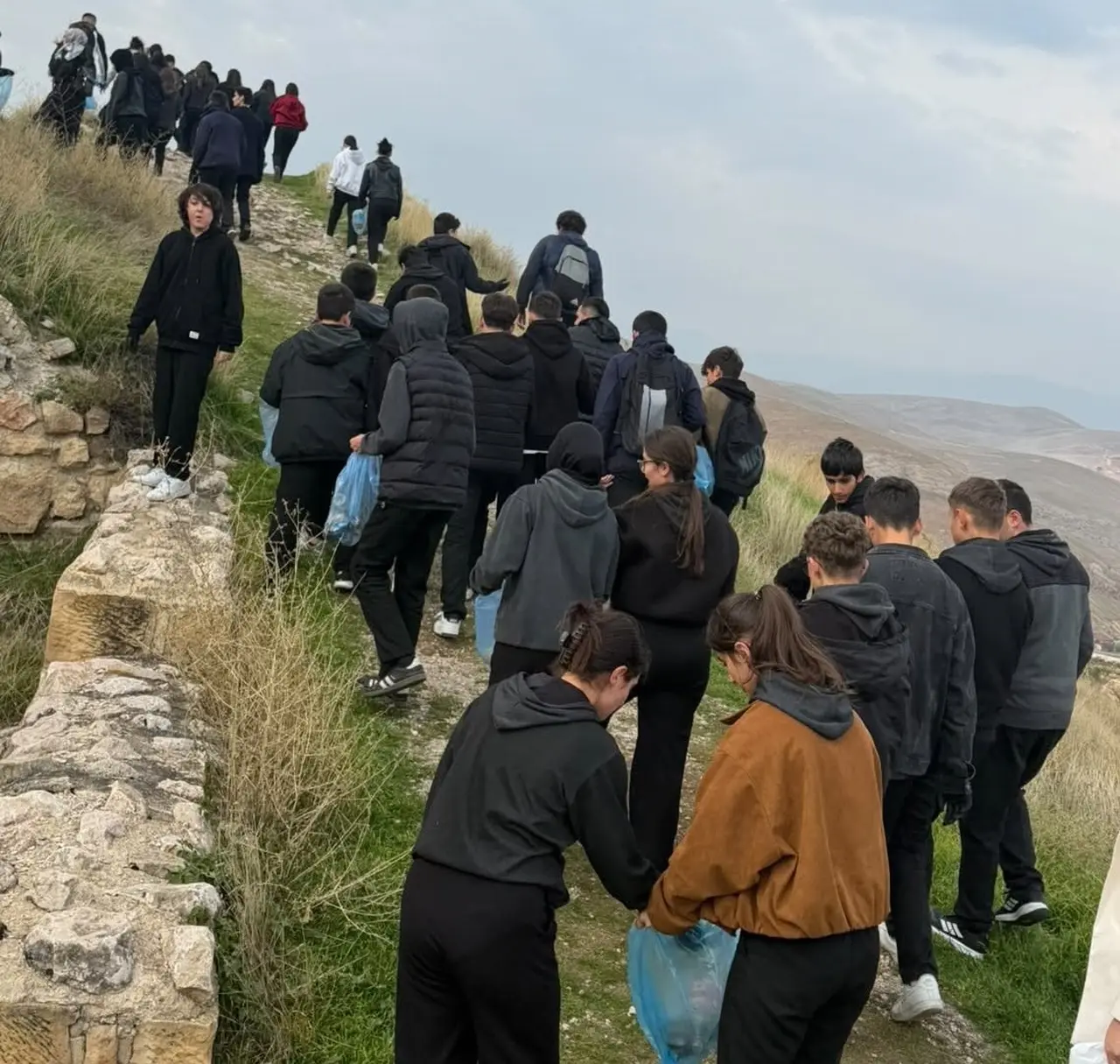 Öğrenciler Bayburt Kalesi’nin çevresini temizledi