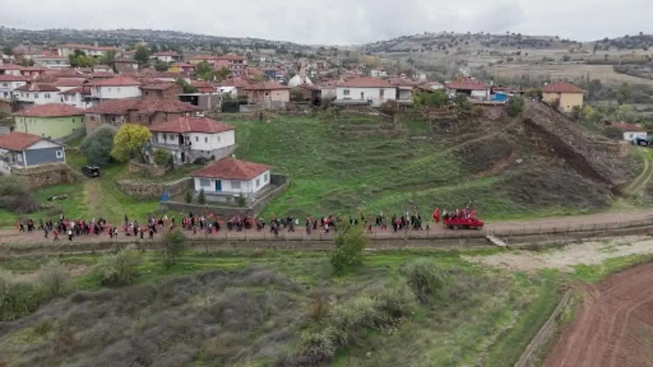 Anadolu köyünde Cumhuriyet coşkusu: Yaşlısı genci bayraklarla yürüdü, halaylar çekti