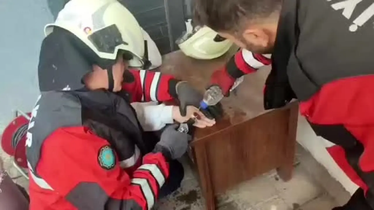 Diyarbakır’da çocuğun parmağına sıkışan metal itfaiye erleri tarafından çıkartıldı