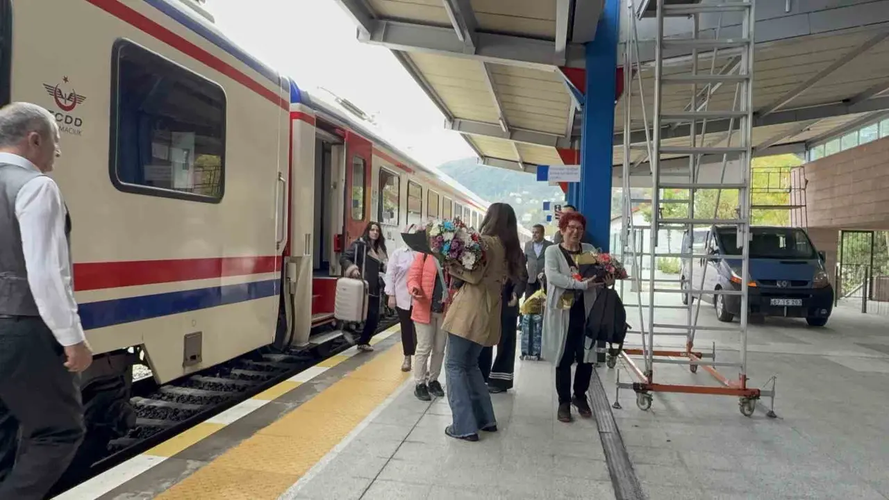 Turistik Karaelmas Ekspresi 120 yolcusuyla Zonguldak’a ulaştı
