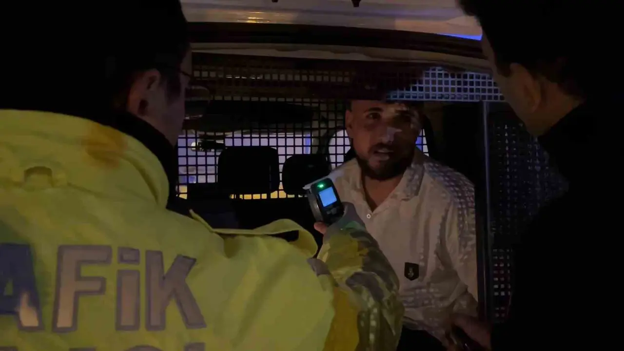 Bursa’da alkollü sürücü, polis uygulamasından kaçarken trafik lambasına çarptı