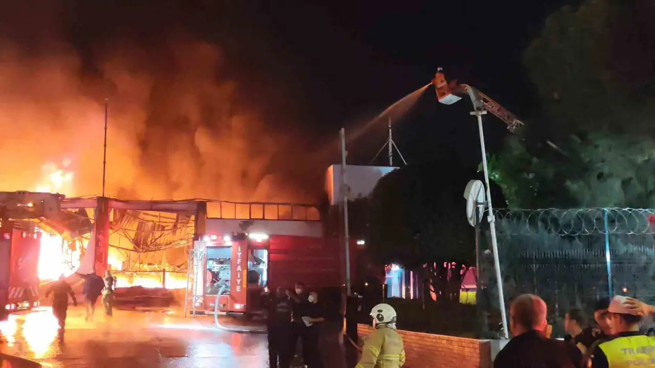 Manisa’da İnci Akü farikasında yangın