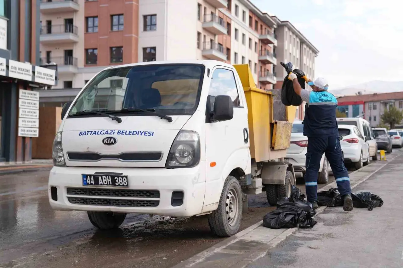 Battalgazi Belediyesi konteynerlerin kaldırıldığı alanlarda temizliği sürdürüyor