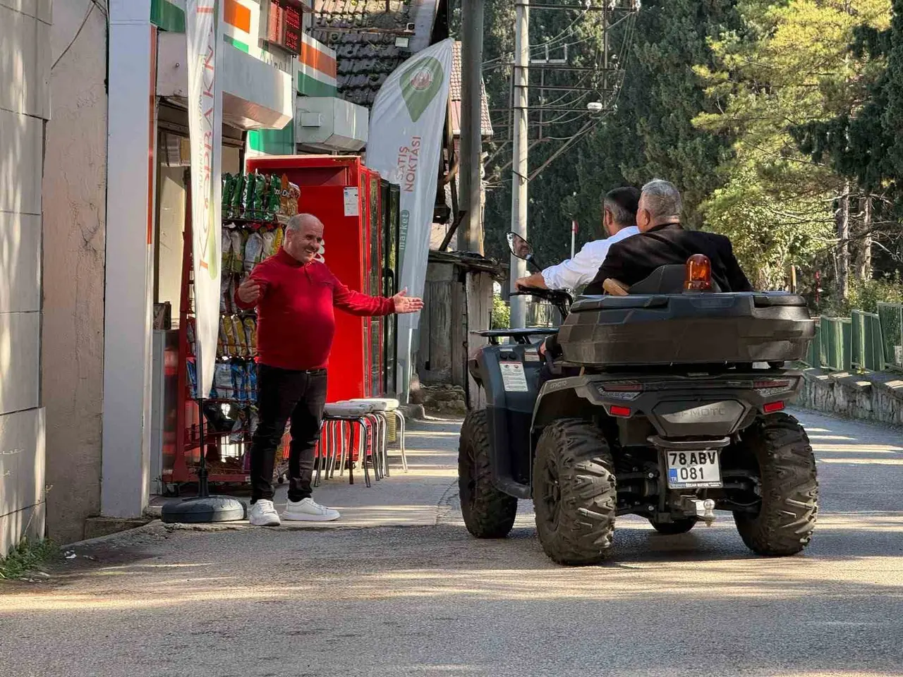 Başkan Çetinkaya makam aracını bıraktı, mahalleyi ATV ile gezdi