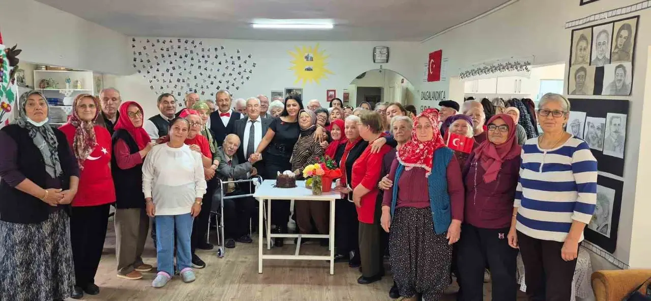 Odunpazarı Belediyesi’nin yaşlı bakım merkezlerinde Cumhuriyet coşkusu