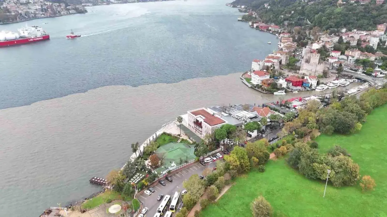 İstanbul Boğazı çamurla kaplandı