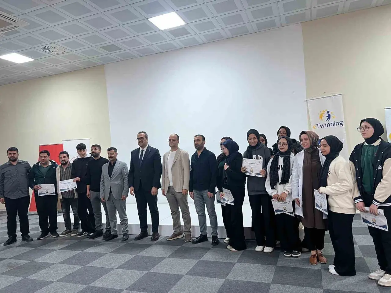 Genç’te öğrencilere güvenli internet eğitimi verildi