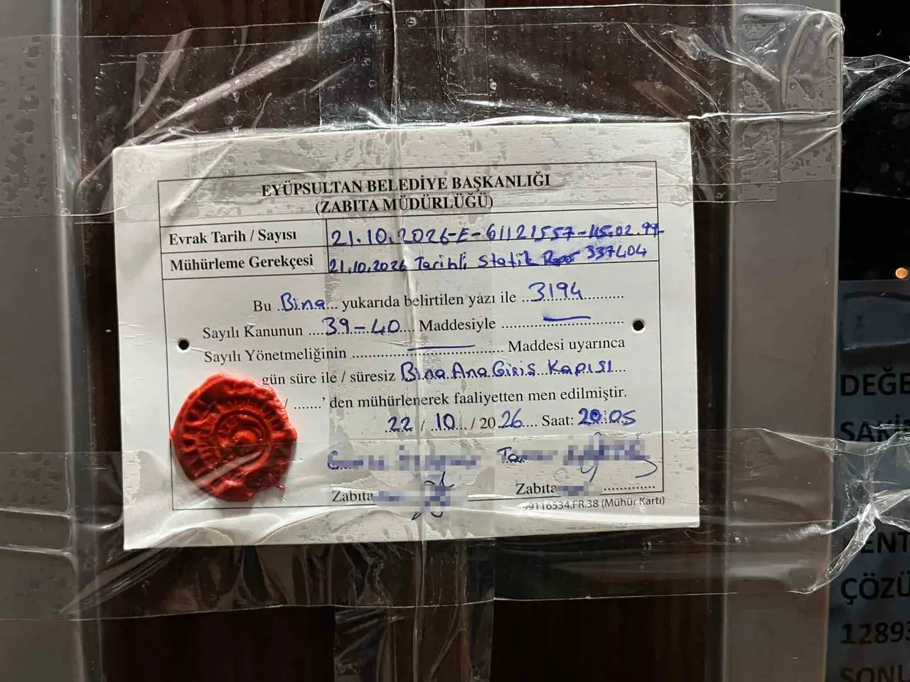 Eyüpsultan’da 5 katlı riskli bina tahliye edilerek mühürlendi