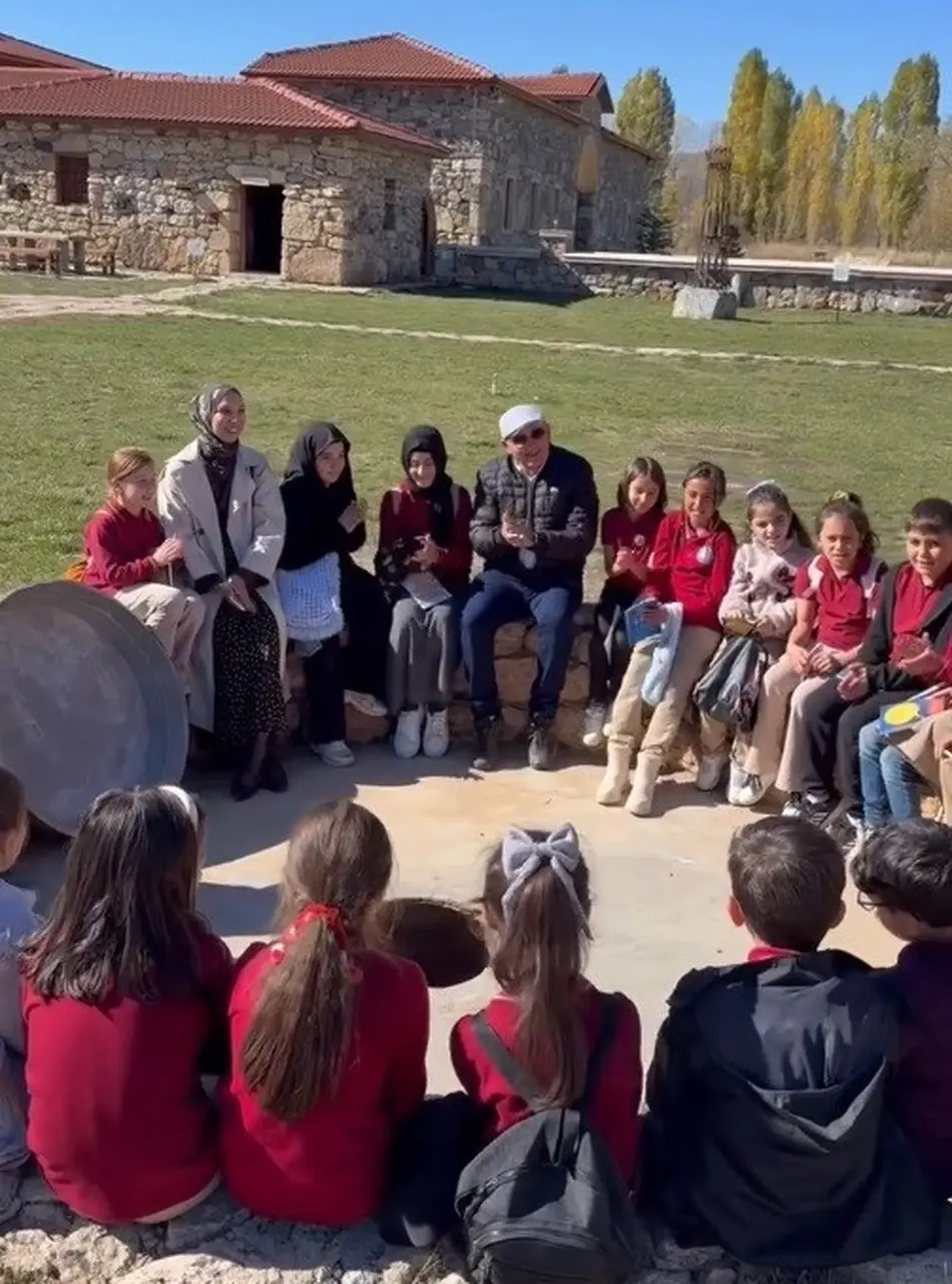 Ödüllü müzede öğrenciler tandır başında türkü söyledi