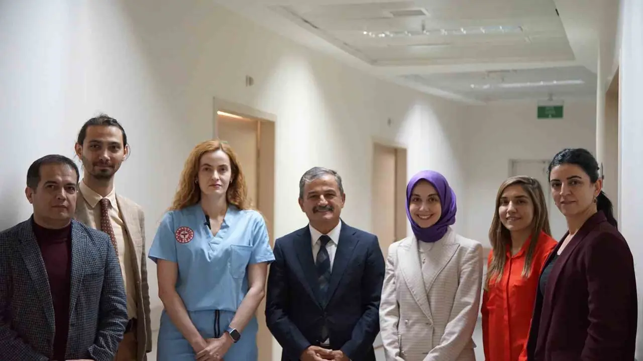 Muş’ta bin 400 kilometre uzaktan robotik rahim alma ameliyatı gerçekleştirildi