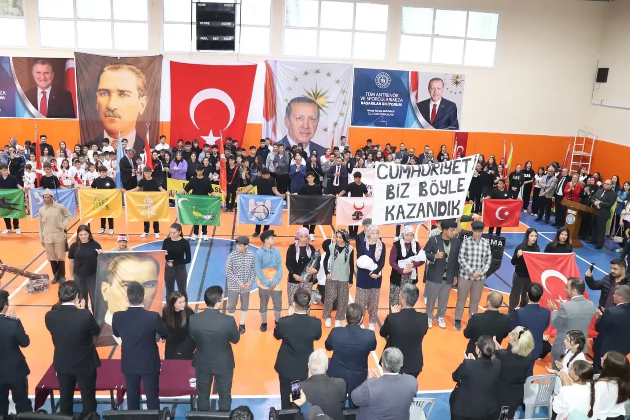 Selendi’de cumhuriyet coşkusu gençlik merkezine sığmadı