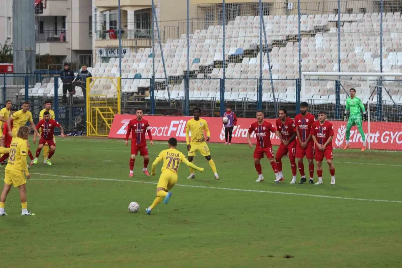 Fethiyespor - Eyüpspor maçı şiddetli yağışa takıldı