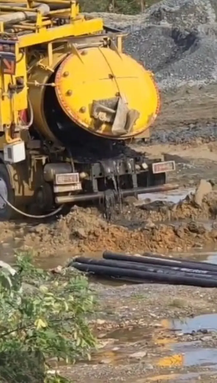 Sarıyer’de araziye atık dökülmesi vatandaşı çileden çıkardı, İSKİ’ye tepki: "Camları açamıyoruz; yazıklar olsun"