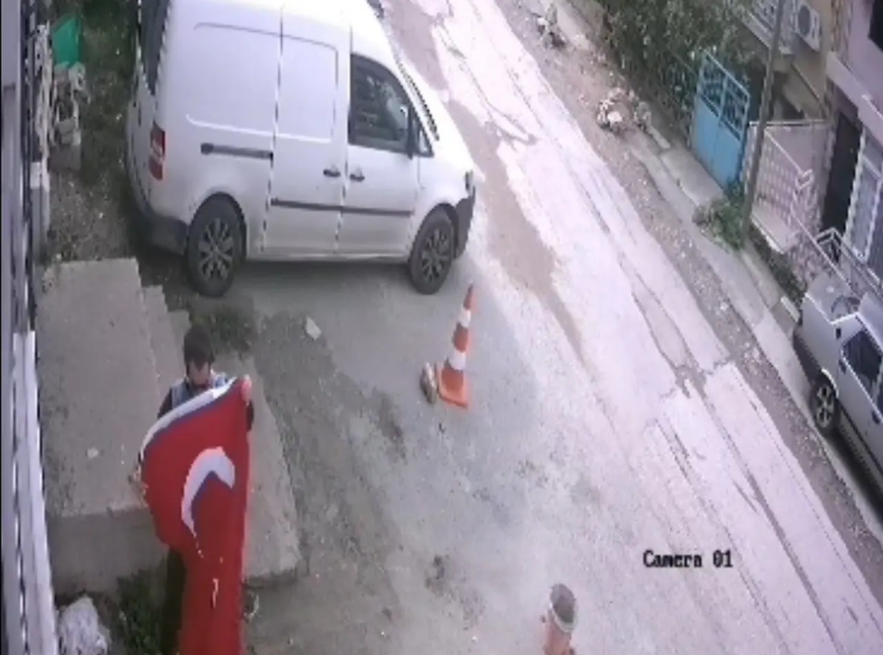 İzmir’de gencin bayrak duyarlılığı kamerada