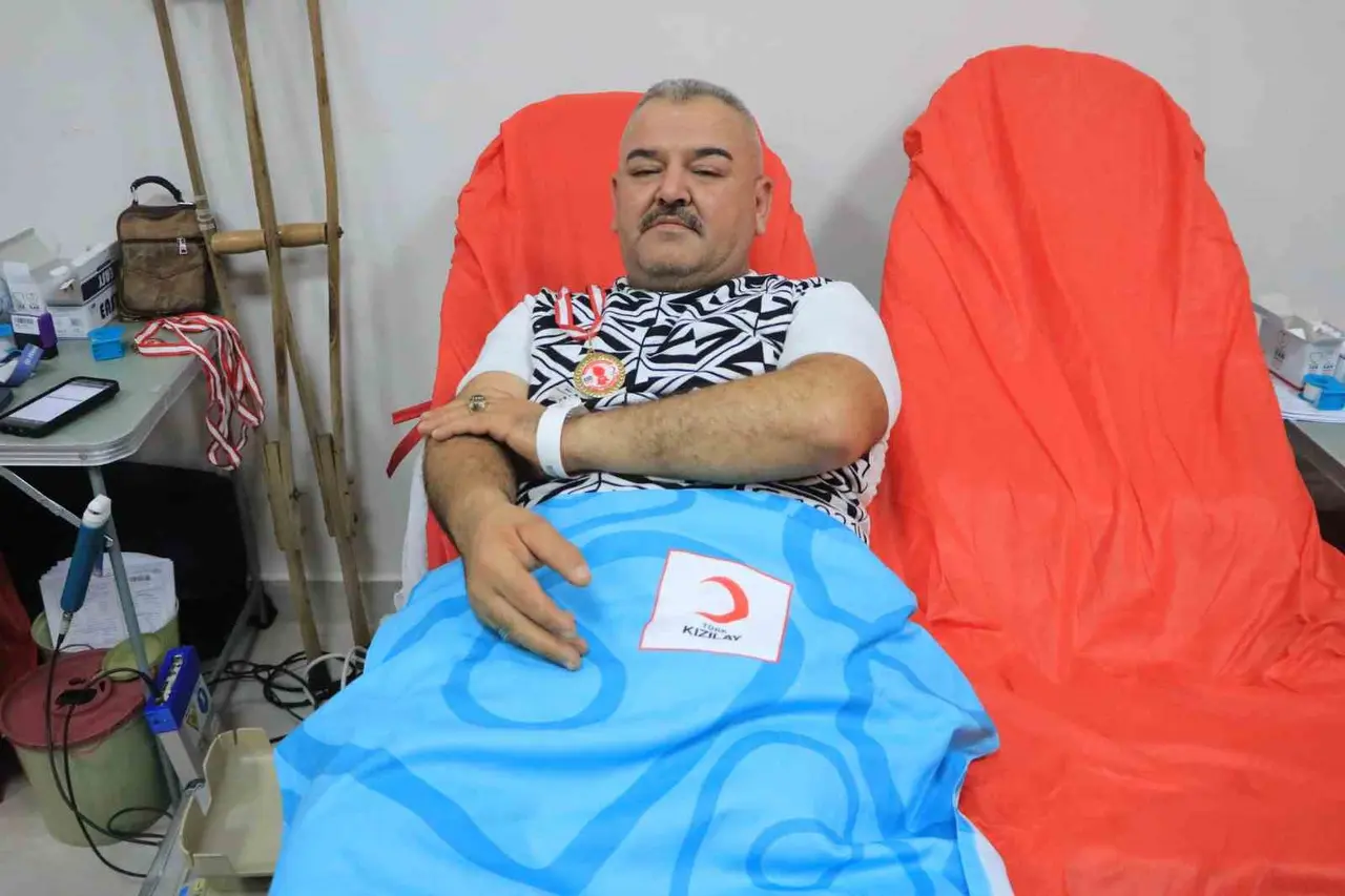 Adana’da öğretmen ve velilerden Kızılay’a kan bağışı desteği