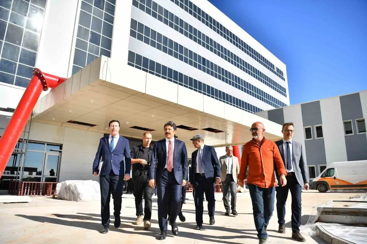Vali Demiryürek, yeni hastane inşaatında incelemede bulundu