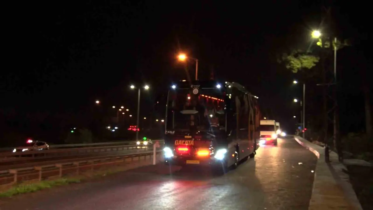 Galatasaray takım otobüsü Kemerburgaz Metin Oktay Tesisleri’ne giriş yaptı