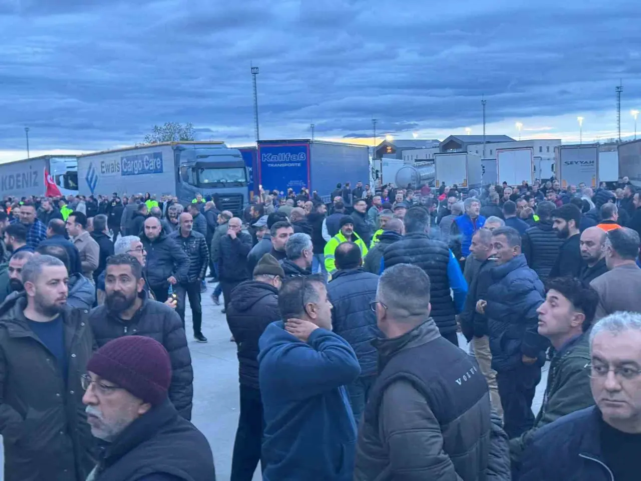 Avrupa’ya açılan sınır kapısında kontak kapattılar