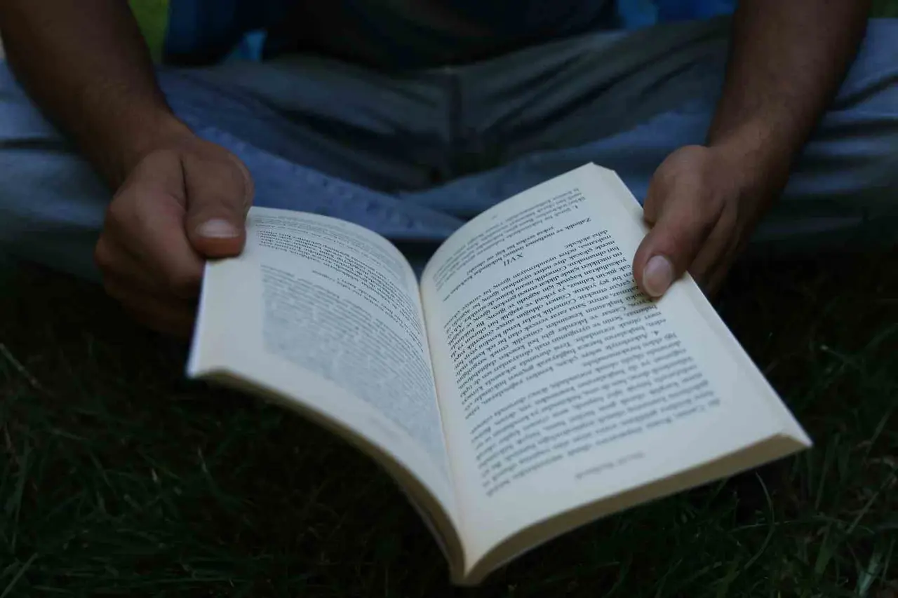 Diyarbakır’da yükümlüler mekan mefhumuna bakılmaksızın kitap okuyor
