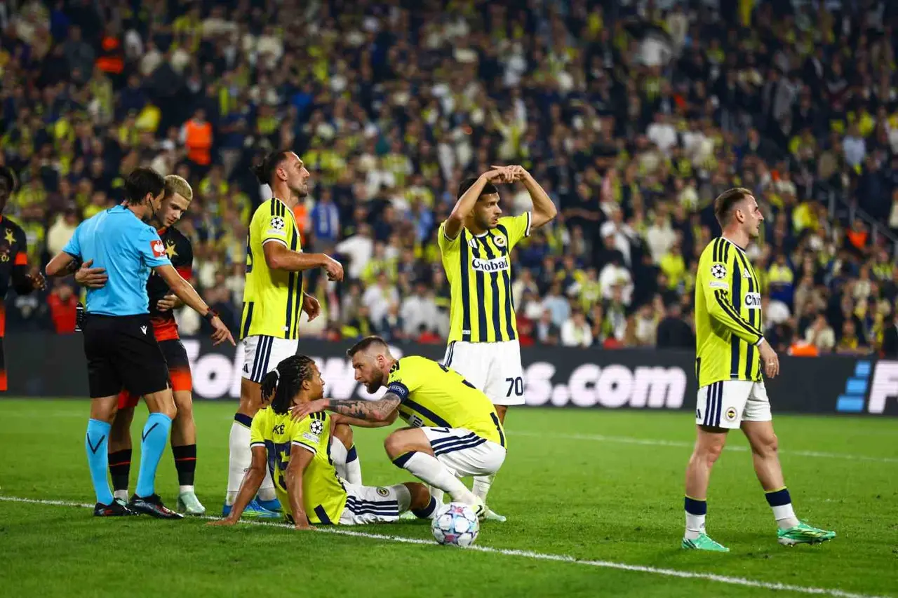 UEFA Şampiyonlar Ligi: Fenerbahçe: 2 - Slavia Prag: 1 (İlk yarı)