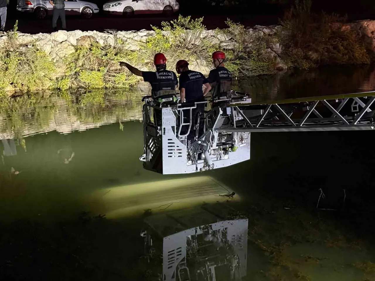 Antalya’da sulama kanalına uçan araçtaki 2 kişiyi itfaiye ekipleri kurtardı