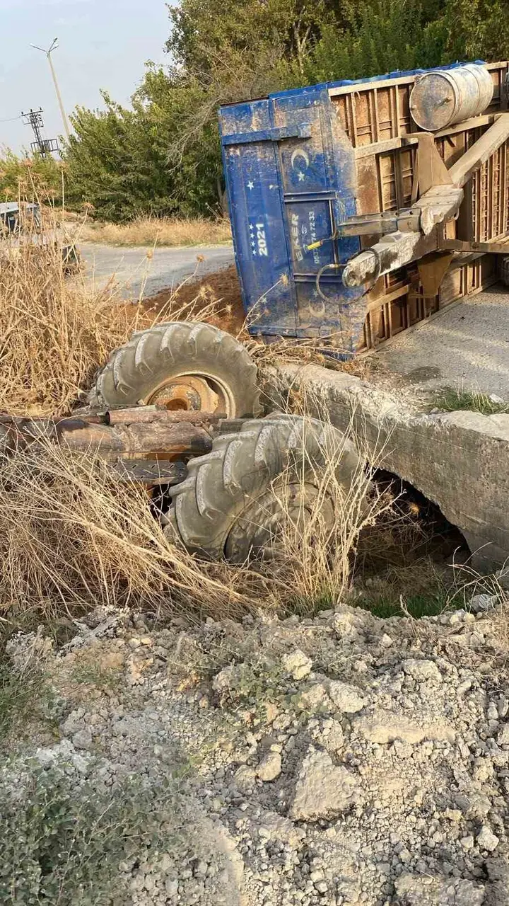 Toprak yüklü traktör dereye uçtu: 1 yaralı