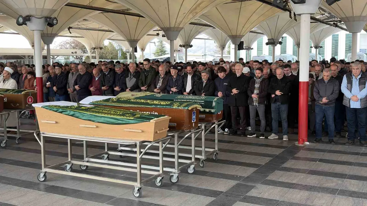 Ankara’da eski eşi tarafından öldürülen kadın son yolculuğuna uğurlandı